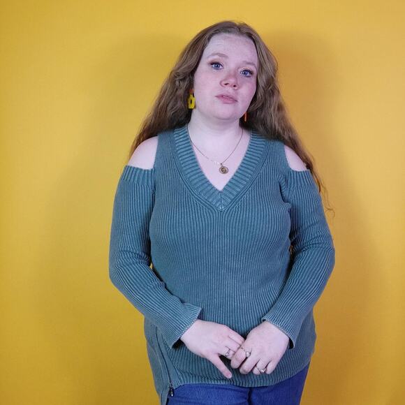 Nwt Knit Acid Wash Cold Shoulder Sweater, M - Picture 2 of 4